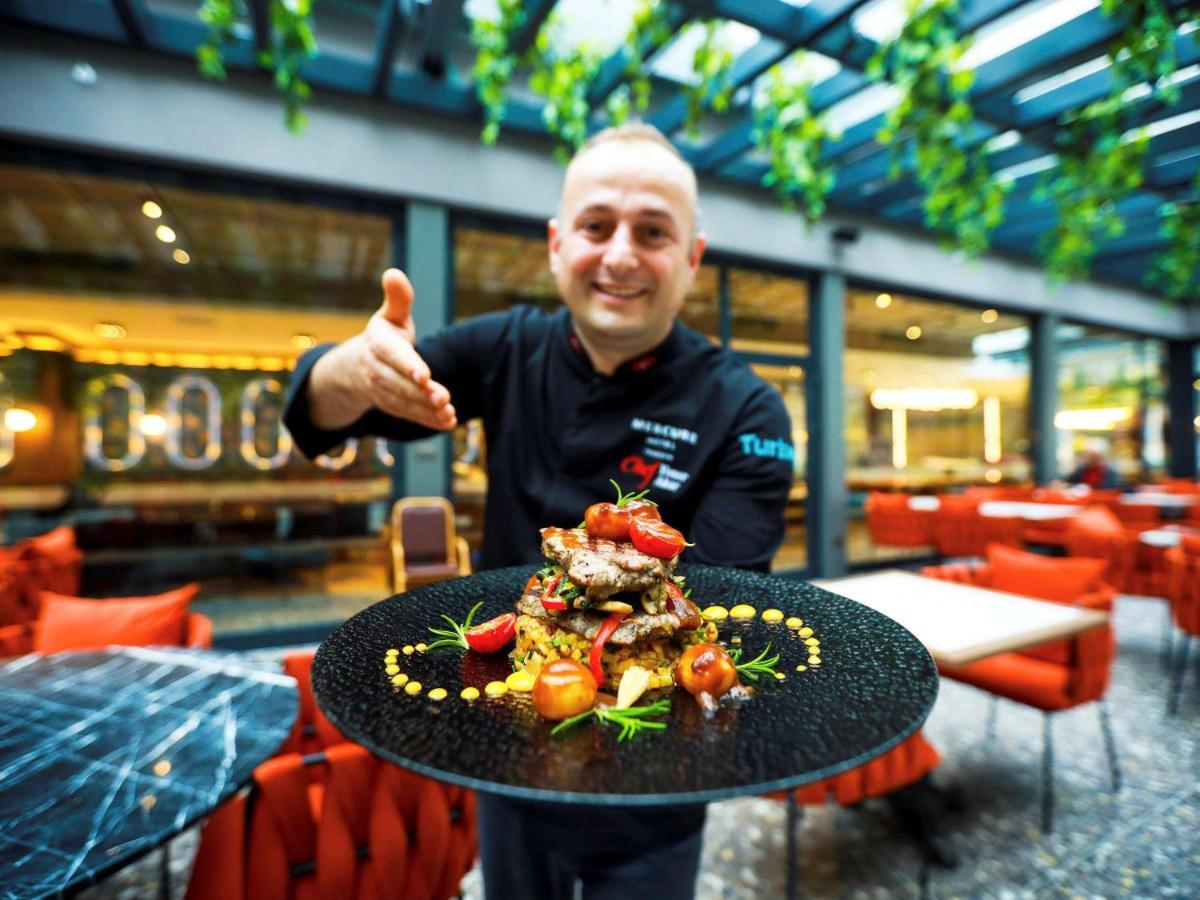 Mercure Trabzon Hotel Exterior foto A waiter serving a meal