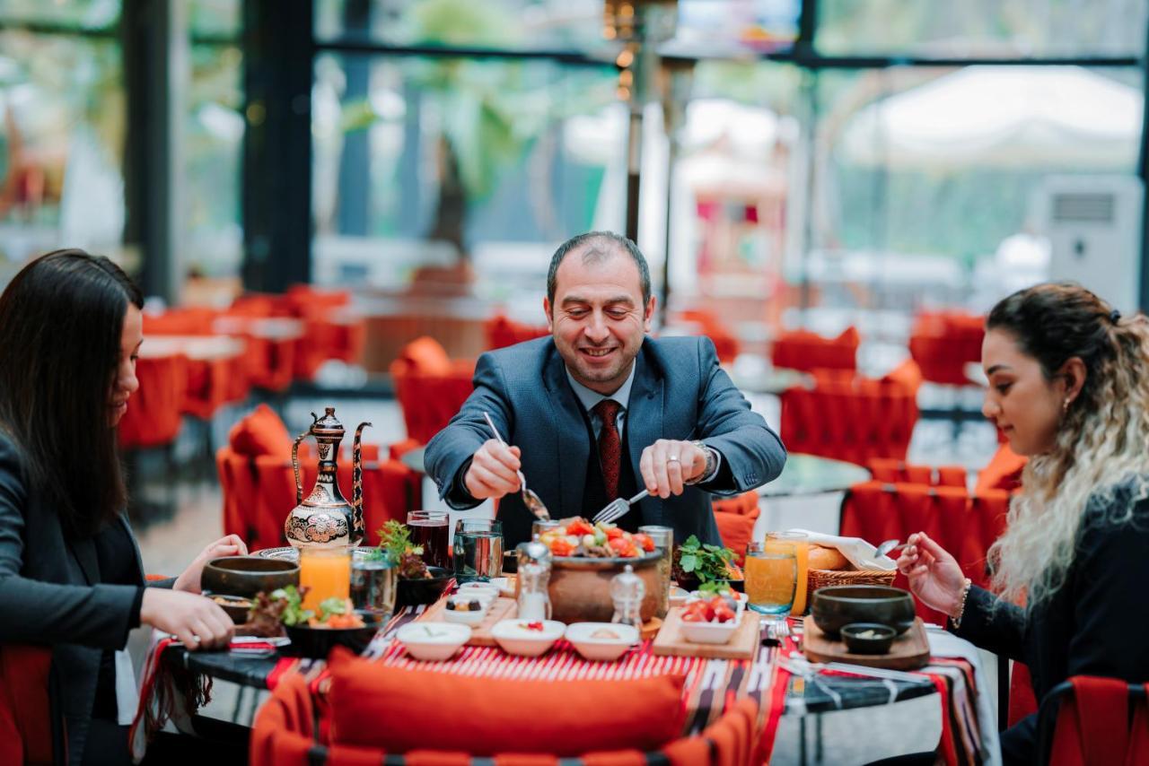 Mercure Trabzon Hotel Exterior foto A man eating at a restaurant